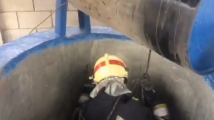 Misiune speciala pentru salvatori. Au fost chemati sa salveze o pisica dintr-o fantana din Bacioi. La final, poze cu motanul - VIDEO Misiune speciala pentru salvatori. Au fost chemati sa salveze o pisica dintr-o fantana din Bacioi. La final, poze cu motanul - VIDEO