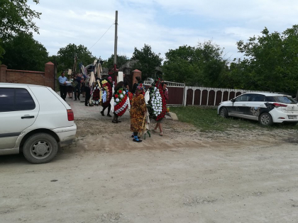 Barbatul care s-a impuscat mortal in oficiul unei banci de creditare din capitala, condus pe ultimul drum: "Isi dorea sa candideze pentru functia de primar in satul de bastina si sa deschida o fabrica acolo". Ce spun rudele - FOTO
