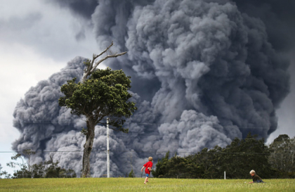 Explozii vulcanice si un nor toxic de cenusa in Hawaii. Autoritatile au emis o alerta rosie Explozii vulcanice si un nor toxic de cenusa in Hawaii. Autoritatile au emis o alerta rosie