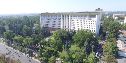 Temelia gardului care va " ascunde" masinile deputatilor de ochii cetatenilor costa 393 de mii de lei - ZdG.md Temelia gardului care va " ascunde" masinile deputatilor de ochii cetatenilor costa 393 de mii de lei - ZdG.md