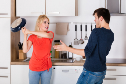 Femeie cercetata pentru violenta in familie, dupa ce si-a lovit sotul cu o tigaie in cap