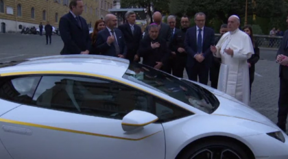 Suma cu care a fost licitat un Lamborghini Huracan, primit cadou de Papa Francisc Suma cu care a fost licitat un Lamborghini Huracan, primit cadou de Papa Francisc