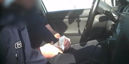 Trei politisti din Balti, retinuti pentru mita: " - 200 de euro normal? - Ce-i cu tine, nici trei nu te ajuta!" - VIDEO/ZdG.md Trei politisti din Balti, retinuti pentru mita: " - 200 de euro normal? - Ce-i cu tine, nici trei nu te ajuta!" - VIDEO/ZdG.md