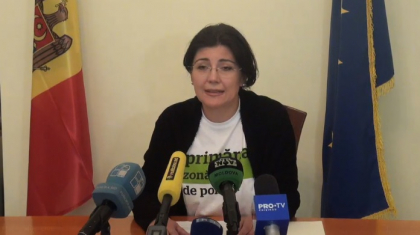 Silvia Radu sustine ca a intrebat oamenii din strada daca sa participe la dezbaterea, de ieri, de la Pro TV, iar acestia i-au spus ca sa nu mearga: "Un domn mi-a zis sa ma tin la distanta igienica de aceste persoane"