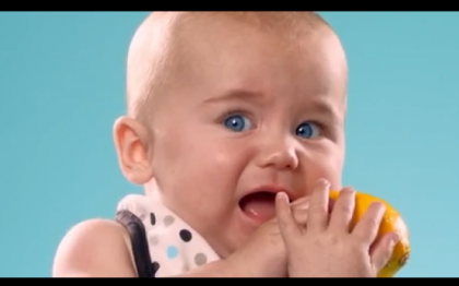 Viralul acestei saptamani. Imagini adorabile cu chipurile unor copii care gusta lamaie pentru prima data