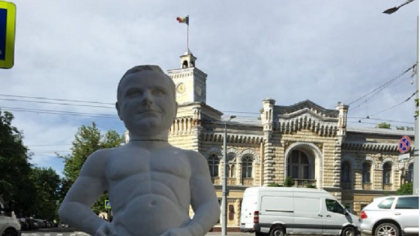 O statuie a lui Andrei Nastase, care il pune intr-o lumina proasta pe candidatul PPDA la functia de primar, adusa in fata Primariei. La fata locului a fost chemata politia - FOTO O statuie a lui Andrei Nastase, care il pune intr-o lumina proasta pe candidatul PPDA la functia de primar, adusa in fata Primariei. La fata locului a fost chemata politia - FOTO