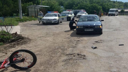 A iesit cu bicicleta la plimbare, dar a ajuns la terapie intensiva. Un copil din Causeni se zbate intre viata si moarte, dupa ce a fost lovit de un BMW, la volanul caruia se afla o tanara de 29 de ani - FOTO