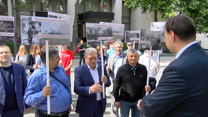 Liberalii au pichetat resedinta de stat in semn de protest fata de statutul de observator obtinut recent de RM in cadrul Uniunii Euroasiatice Liberalii au pichetat resedinta de stat in semn de protest fata de statutul de observator obtinut recent de RM in cadrul Uniunii Euroasiatice