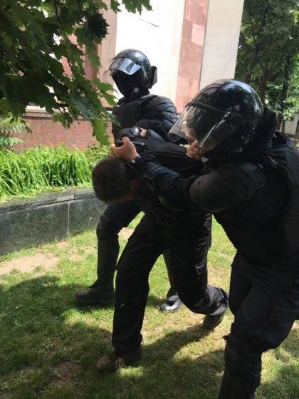Altercatii la marsul minoritatilor sexuale. Un barbat, imobilizat de politisti - GALERIE FOTO si VIDEO Altercatii la marsul minoritatilor sexuale. Un barbat, imobilizat de politisti - GALERIE FOTO si VIDEO