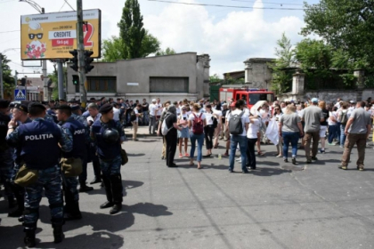 Cinci persoane au ajuns la politie dupa altercatiile din timpul marsului organizat de comunitatea LGBT. Cati oameni au participat la eveniment. Cifra anuntata de autoritati