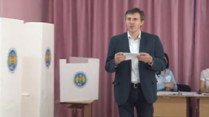 Fostul primar al capitalei, Dorin Chirtoaca, si-a exprimat votul: "Am votat pentru o relatie corecta a primarului cu alegatorii sai, pentru a pune capat uzurparii" Fostul primar al capitalei, Dorin Chirtoaca, si-a exprimat votul: "Am votat pentru o relatie corecta a primarului cu alegatorii sai, pentru a pune capat uzurparii"