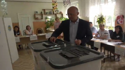 Premierul Pavel Filip: "Nu ne mai trebuie un primar guraliv, ci unul care sa rezolve problemele chisinauienilor" Premierul Pavel Filip: "Nu ne mai trebuie un primar guraliv, ci unul care sa rezolve problemele chisinauienilor"