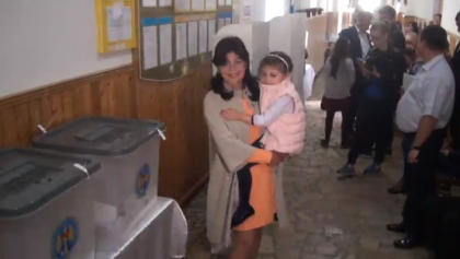 Candidatul independent la functia de primar al capitalei si-a exprimat votul. A venit la sectia de vot impreuna cu sotul si cei trei copii: Silvia Radu: "Astazi locuitorii capitalei isi pot lua Chisinaul inapoi" Candidatul independent la functia de primar al capitalei si-a exprimat votul. A venit la sectia de vot impreuna cu sotul si cei trei copii: Silvia Radu: "Astazi locuitorii capitalei isi pot lua Chisinaul inapoi"