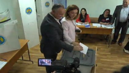 Presedintele tarii a votat. Igor Dodon: "Am votat pentru persoana care sunt ferm convins ca va face fata" Presedintele tarii a votat. Igor Dodon: "Am votat pentru persoana care sunt ferm convins ca va face fata"