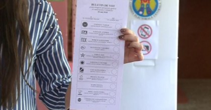 Incident si la o sectie de votare din Balti. O persoana a incercat sa iasa cu buletinul de vot din sectie, insa s-a enervat cand observatorii l-au oprit: imediat, a fost surprins cum vorbea la telefon: "O sa fiu remunerat?" Incident si la o sectie de votare din Balti. O persoana a incercat sa iasa cu buletinul de vot din sectie, insa s-a enervat cand observatorii l-au oprit: imediat, a fost surprins cum vorbea la telefon: "O sa fiu remunerat?"
