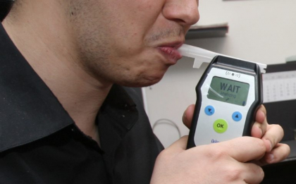 Concentratia de alcool in aerul expirat de 0,15 mg/l este sau nu stare de ebrietate? Un avocat cere opinia Curtii Constitutionale - Bizlaw.md Concentratia de alcool in aerul expirat de 0,15 mg/l este sau nu stare de ebrietate? Un avocat cere opinia Curtii Constitutionale - Bizlaw.md