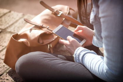 O femeie, pacalita 8 ani de zile sa trimita 1,8 milioane de dolari unui necunoscut pe internet