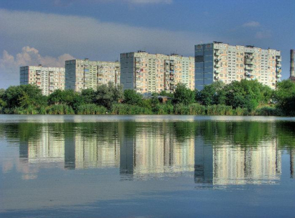 O femeie de 32 de ani, gasita fara suflare intr-un lac din sectorul Buiucani al capitalei: un trecator a vazut-o si a chemat imediat politia. Ce spun oamenii legii