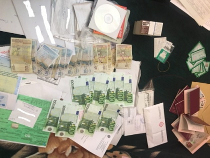 Trei moldoveni si trei cetateni straini, retinuti de politie: eliberau si vindeau documente false. Ce suma luau si cum actionau - VIDEO Trei moldoveni si trei cetateni straini, retinuti de politie: eliberau si vindeau documente false. Ce suma luau si cum actionau - VIDEO