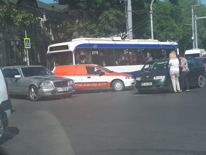 Accident cu implicarea unui troleibuz cu pasageri, in centrul capitalei. Trei masini, avariate. Pe bulevardul Stefan cel Mare s-a creat un ambuteiaj infernal - VIDEO Accident cu implicarea unui troleibuz cu pasageri, in centrul capitalei. Trei masini, avariate. Pe bulevardul Stefan cel Mare s-a creat un ambuteiaj infernal - VIDEO
