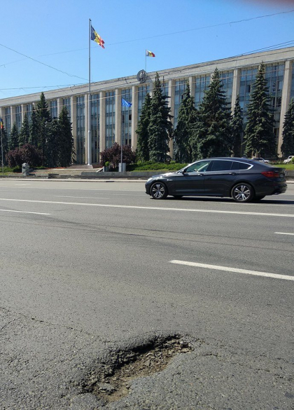 Drum nou, dar deja cu gauri. O groapa a rasarit pe bulevardul Stefan cel Mare, recent reparat - FOTO Drum nou, dar deja cu gauri. O groapa a rasarit pe bulevardul Stefan cel Mare, recent reparat - FOTO