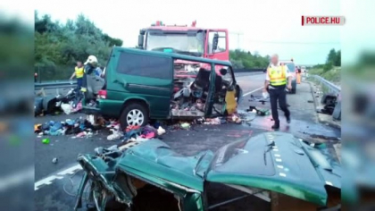 Microbuzul in care au murit 9 romani nu avea talon sau licenta de transport. Politistii maghiari, socati de accident Microbuzul in care au murit 9 romani nu avea talon sau licenta de transport. Politistii maghiari, socati de accident
