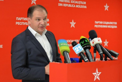 Ceban, fericit ca ziarele sale electorale sunt utile pentru vanzatoriii de la piata: oamenii le astern in lazi in care pun fructe si merg sa le vanda - FOTO Ceban, fericit ca ziarele sale electorale sunt utile pentru vanzatoriii de la piata: oamenii le astern in lazi in care pun fructe si merg sa le vanda - FOTO