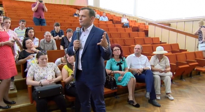 Suparat ca Nastase nu a participat la dezbaterile din PMAN, Ceban a mers la conferinta contracandidatului sau. Luat la rost de oameni, socialistul s-a asezat pe scaun si a stat pana la capat: "Am venit sa-l ascult pe Andrei", "Provoci lumea"