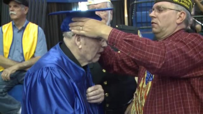 Un veteran de razboi a primit diploma de absolvire a liceului la 91 de ani Un veteran de razboi a primit diploma de absolvire a liceului la 91 de ani