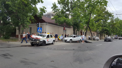Un taxi, implicat intr-un accident pe o strada din centrul capitalei. Taximetristul si pasagerul acestuia, transpotati la spital - FOTO Un taxi, implicat intr-un accident pe o strada din centrul capitalei. Taximetristul si pasagerul acestuia, transpotati la spital - FOTO