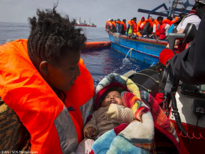 Doi moldoveni, arestati de catre Garda Financiara din Italia, dupa ce au fost prinsi ca transportau la bordul unui iaht 60 de migranti - VIDEO
