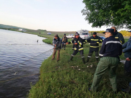 Tragedie la Pohrebeni. Trei copii de 7, 9 si 11 ani au murit inecati intr-un lac. IGSU: a fost gasit corpul neinsufletit al celui de al treilea copil - FOTO si VIDEO Tragedie la Pohrebeni. Trei copii de 7, 9 si 11 ani au murit inecati intr-un lac. IGSU: a fost gasit corpul neinsufletit al celui de al treilea copil - FOTO si VIDEO