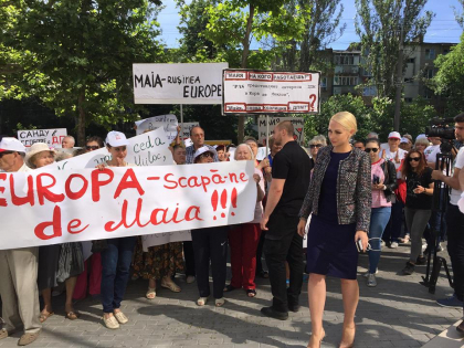 Curtea de Apel a respins recursul Maiei Sandu si a mentinut decizia instantei de la Orhei: alegerilor din Jora de Mijloc - valabile. Simpatizantii Partidului Sor, in fata institutiei - FOTO Curtea de Apel a respins recursul Maiei Sandu si a mentinut decizia instantei de la Orhei: alegerilor din Jora de Mijloc - valabile. Simpatizantii Partidului Sor, in fata institutiei - FOTO