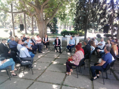 URMARESTE LIVE. Candidatul PSRM, Ion Ceban, organizeaza dezbateri publice in parc, unde il asteapta pe contracandidatul sau Andrei Nastase URMARESTE LIVE. Candidatul PSRM, Ion Ceban, organizeaza dezbateri publice in parc, unde il asteapta pe contracandidatul sau Andrei Nastase