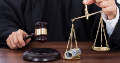 Un avocat a cerut 3 mii de euro, iar un poltist de frontiera - 200, de la un barbat: ambii i-au promis ca-l vor ajuta sa-si recupereze Mercedes-ul sechestrat de autoritati. Cum s-a terminat totul