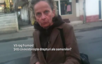 Razbunarea unei femei din Romania, deranjata de prezenta, pe trotuar, a 15 masini. Politia nu poate lua masuri impotriva ei Razbunarea unei femei din Romania, deranjata de prezenta, pe trotuar, a 15 masini. Politia nu poate lua masuri impotriva ei