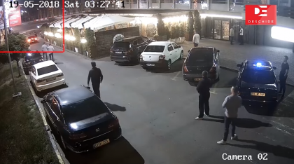 Imagini video cu bataia din fata clubului de noapte, unde un barbat de 30 de ani a murit, fiind snopit in batai de catre mai multi luptatori K1. Cine e prietenul victimei, implicat in bataie - VIDEO