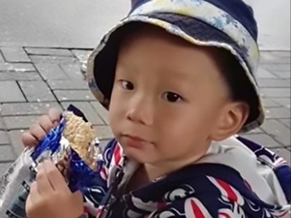 Un copil de 4 ani din China a murit sufocat, dupa ce a fost uitat intr-o duba