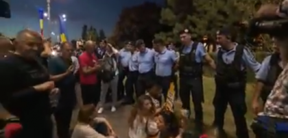 Incidente in Piata Victoriei din Bucuresti: protestatarii au spart cordonul jandarmilor si au vrut sa intre in curtea Guvernului - VIDEO Incidente in Piata Victoriei din Bucuresti: protestatarii au spart cordonul jandarmilor si au vrut sa intre in curtea Guvernului - VIDEO