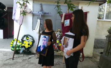 Noi detalii in cazul barbatului ucis in batai in fata unui club de noapte din capitala. Numele celui de-al treilea suspect anuntat in cautare. Procuratura: "La spital victimele au refuzat sa depuna plangere si au spus ca au cazut de pe scara"