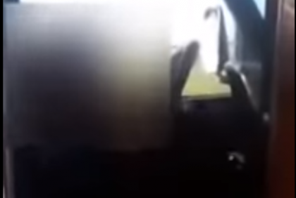O fetita de 6 ani, filmata conducand o camioneta, langa Arad, Romania: "Mi-s singura pe scaun, uita-te" - VIDEO O fetita de 6 ani, filmata conducand o camioneta, langa Arad, Romania: "Mi-s singura pe scaun, uita-te" - VIDEO