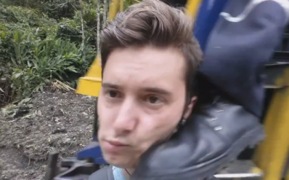 Cel mai dureros selfie. Ce a patit un baiat care s-a fotografiat langa o locomotiva Cel mai dureros selfie. Ce a patit un baiat care s-a fotografiat langa o locomotiva
