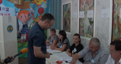 Presedintele Parlamentul, Andrian Candu, si-a exprimat votul: "Am votat ca sa punem punct instabilitatii la primarie" Presedintele Parlamentul, Andrian Candu, si-a exprimat votul: "Am votat ca sa punem punct instabilitatii la primarie"