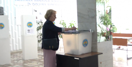 Zinaida Greceanii a venit la sectia de votare impreuna cu sotul: "Am votat pentru un primar gospodar, care nu va distruge capitala" - GALERIE FOTO Zinaida Greceanii a venit la sectia de votare impreuna cu sotul: "Am votat pentru un primar gospodar, care nu va distruge capitala" - GALERIE FOTO