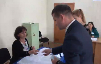 Liberalul Valeriu Munteanu si-a exprimat votul: "Am votat pentru a da sperante Chisinaului si Republicii Moldova" Liberalul Valeriu Munteanu si-a exprimat votul: "Am votat pentru a da sperante Chisinaului si Republicii Moldova"