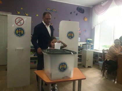 Candidatul PSRM la functia de primar al capitalei a votat. Ion Ceban: "Daca vrei sa schimbi ceva trebuie sa iesi la vot. Un primar nu trebuie sa se ocupe de ideologii, dar sa faca drumuri" - GALERIE FOTO Candidatul PSRM la functia de primar al capitalei a votat. Ion Ceban: "Daca vrei sa schimbi ceva trebuie sa iesi la vot. Un primar nu trebuie sa se ocupe de ideologii, dar sa faca drumuri" - GALERIE FOTO