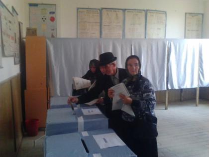 Fiecare al doilea alegator cu varsta de peste 70 de ani s-a prezentat la vot catre ora 14.30 si doar unul din 10 tineri cu varsta de pana la 25 de ani a mers la urne