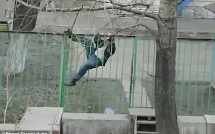 Momentul in care un rus turmentat are in fata un gard de fier. Continuarea a amuzat tot internetul. VIDEO Momentul in care un rus turmentat are in fata un gard de fier. Continuarea a amuzat tot internetul. VIDEO