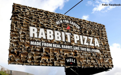 Pizzeria groazei: Au ucis sute de iepuri doar pentru o reclama si se lauda ca fac livrari printr-un vampir transilvanean Pizzeria groazei: Au ucis sute de iepuri doar pentru o reclama si se lauda ca fac livrari printr-un vampir transilvanean
