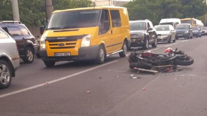Un motociclist de 18 ani a fost transportat in stare grava la spital, dupa ce a fost lovit in plin de o masina pe strada Grenoble din capitala - GALERIE FOTO